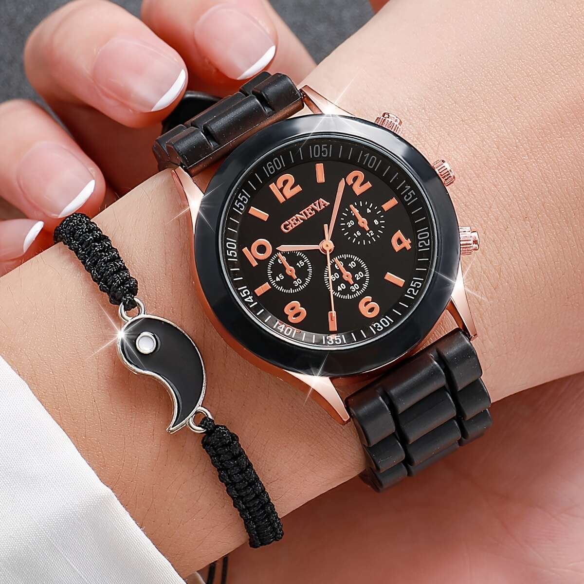 Montre en silicone noir et blanc sans boîte style couple, et cordons de main noir et blanc (4 pièces/ensemble)